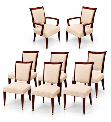 un ensemble de six chaises de salle à manger avec dossier rembourré