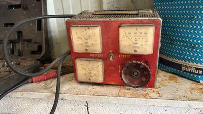 une vieille radio posée sur un comptoir