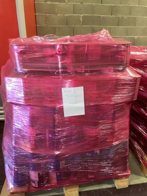 une palette remplie de sacs en plastique roses posée sur une palette