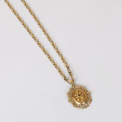 un collier plaqué or avec un médaillon suspendu à une chaîne