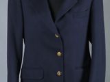 un gros plan sur un costume porté par un mannequin, un mannequin, un mannequin, un mannequin, un mannequin, un mannequin, un mannequin, un mannequin