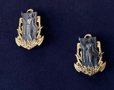 deux pin's en argent et en or représentant un homme et une femme