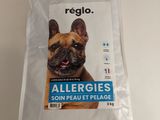 un sac rempli d'allergies posé sur une table