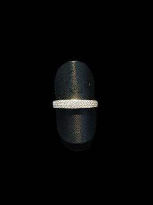 gros plan d'une bague avec des diamants sur une surface noire