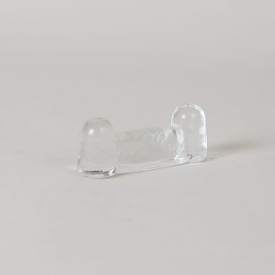 un objet en verre posé sur une surface blanche
