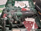 une boîte verte contenant des outils, posée sur une table