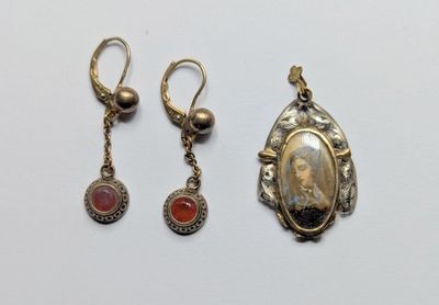 deux paires de boucles d'oreilles et un pendentif représentant une femme