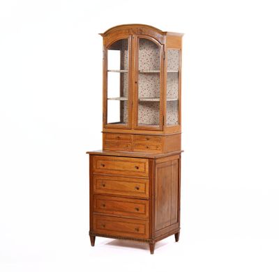 une image d'une armoire en bois avec une porte en verre