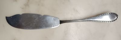 Pelle de service en métal argenté.