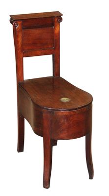 chaise en bois avec une assise et un dossier en bois
