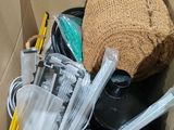 une boîte remplie d'objets qui s'y trouvent