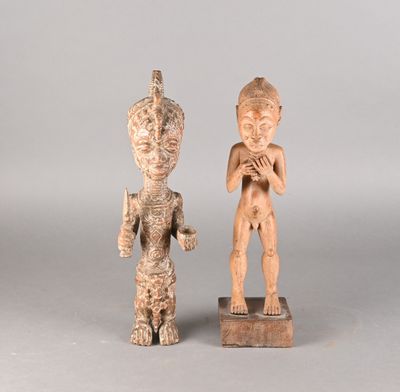 paire de personnages en bois sculpté représentant un homme et une femme