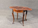 une petite table avec un plateau en bois posé sur un socle gris