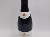 une bouteille de vin posée sur une table