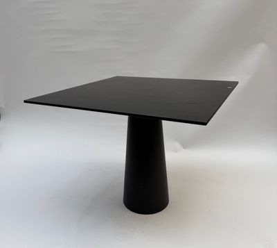Marcel WANDERS pour Moooi. Table carrée en mélaminé noir, ba…