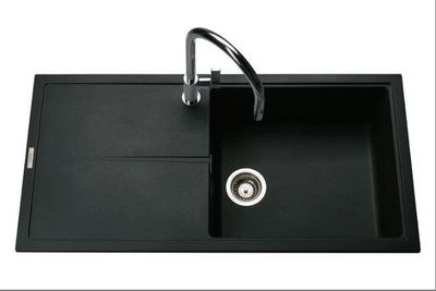 évier de cuisine noir avec robinet chromé et robinet chromé