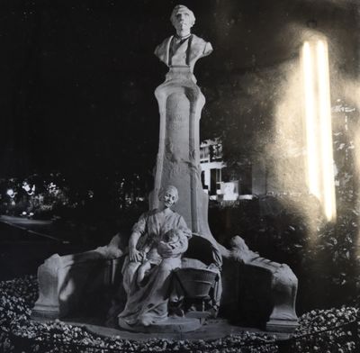 une vieille photo en noir et blanc représentant la statue d'un homme et d'une femme