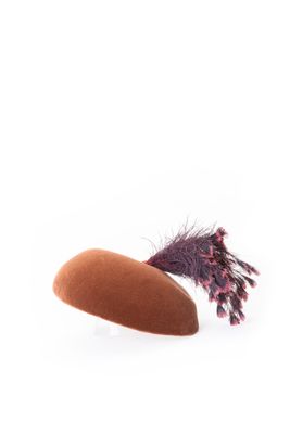 PAULETTE - Bibi en velours marron, orné de plumes.