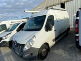 plusieurs fourgonnettes blanches garées sur un parking à côté d'un immeuble