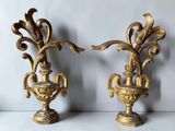 une paire de vases anciens en laiton, ornés chacun de motifs élaborés