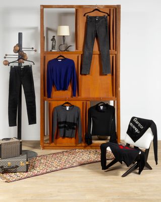 une photo représentant un portemanteau avec des vêtements et une chaise
