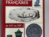 Le livre est posé sur une table, à côté d'un vase en verre.