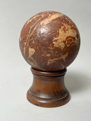 Boule à perruque en marbre griotte veiné blanc - Photo 1