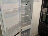 un réfrigérateur ouvert dans une cuisine sans porte