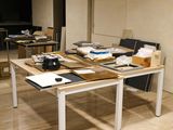une pièce avec une table, des chaises et un ordinateur portable posé dessus