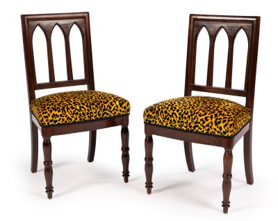 paire de chaises en acajou avec des assises rembourrées à motif léopard