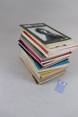 plusieurs livres empilés sur une table