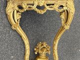 table console ancienne avec un plateau en marbre et un décor à la feuille d'or