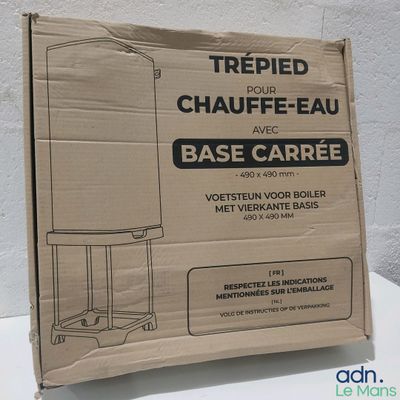 une boîte en carton sur laquelle est représentée une chaise