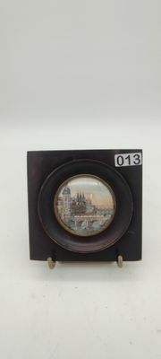 une petite horloge sur laquelle est représenté un train