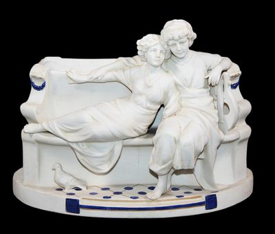 une statue représentant une femme assise sur un banc