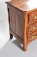 Commode en noyer mouluré à façade légèrement galbée ouvrant … (photo 4)