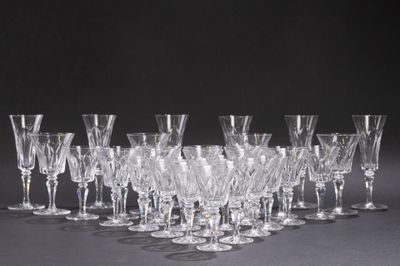 un grand nombre de verres à vin vides posés sur une table