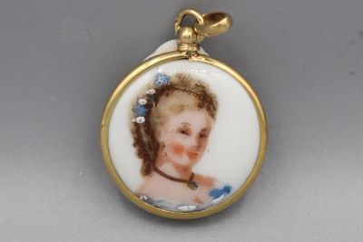 Pendentif en or ornée d’une miniature à motif de profil fémi…