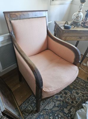 une chaise posée sur un tapis dans une pièce