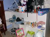 une chambre de bébé avec des jouets et des jouets sur les étagères