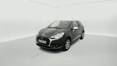 une voiture noire dans une pièce blanche au sol blanc