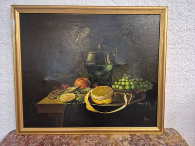 une image d'une peinture représentant une coupe de fruits sur une table