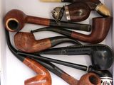 de nombreux types de tuyaux différents dans une boîte blanche