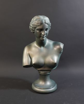 une image représentant un petit buste en bronze d'une femme sur fond noir
