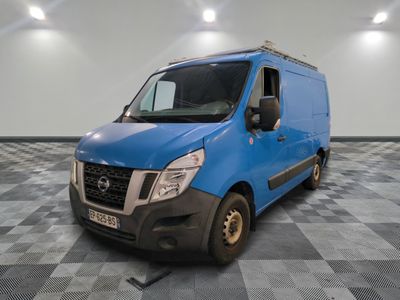La camionnette bleue est garée dans une grande pièce au sol carrelé en damier.