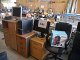 beaucoup de matériel informatique dans une salle où se trouvent de nombreux bureaux