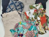 un ensemble de vêtements pour femmes posé sur une table
