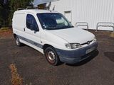 une camionnette blanche garée dans un parking