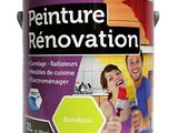 un pot de peinture avec un homme et une femme en arrière-plan