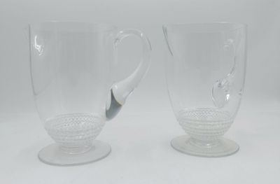 deux tasses en verre transparent, chacune munie d'une anse